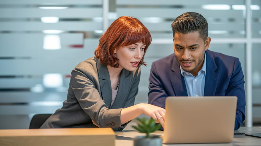 Dvě osoby diskutující o zpětné vazbě - způsob jak zvýšit angažovanost ve vaší firmě